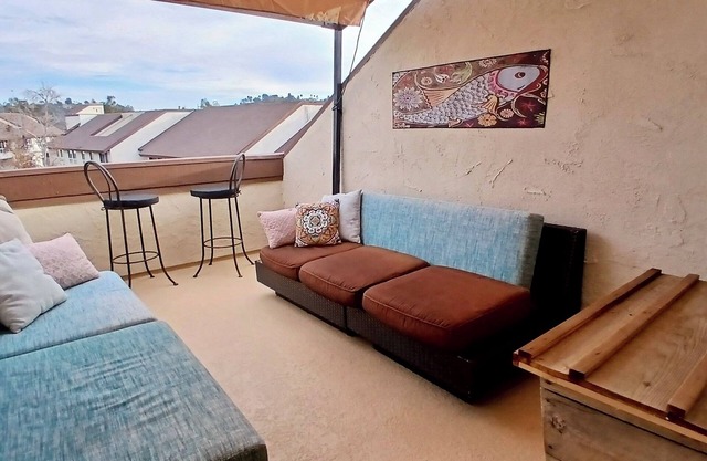 Beautiful 2 Level Loft in Mission Valley, San Diego. 2 Bed 2 Bath, parking+pool!