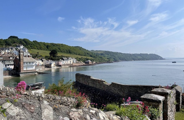 Beautiful 4 Bed house with large garden near the sea