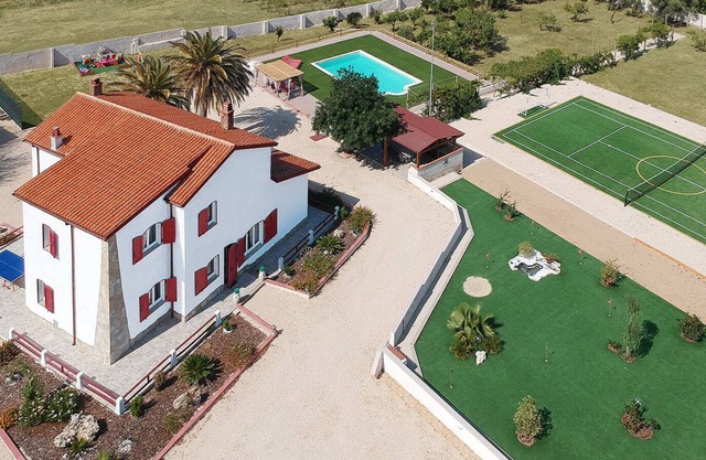 Beautiful 5 Bed Luxury Villa - Pool- Tennis Court- minutes to quiet sandy beach