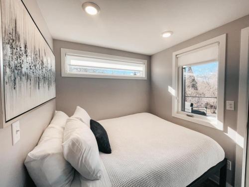 Beautiful and Elegant River Front Cottage