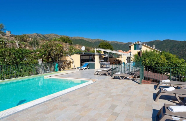 Beautiful apartment for 6 people with WIFI, hot tub, pool, A/C, TV and patio