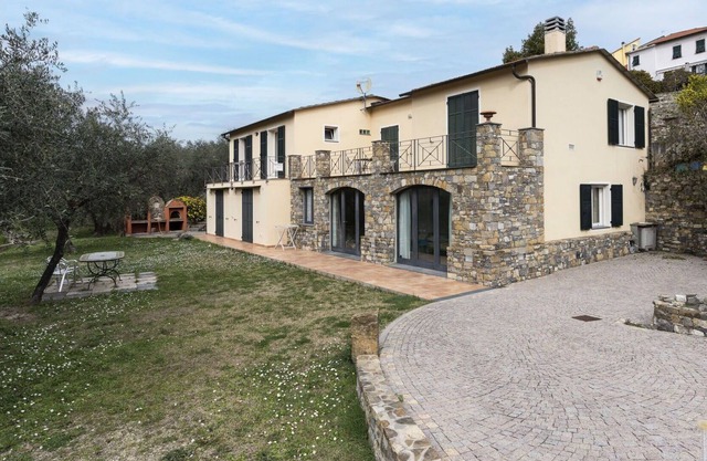 Beautiful apartment for 6 people with WIFI, A/C, TV, patio, pets allowed, panoramic view and par...