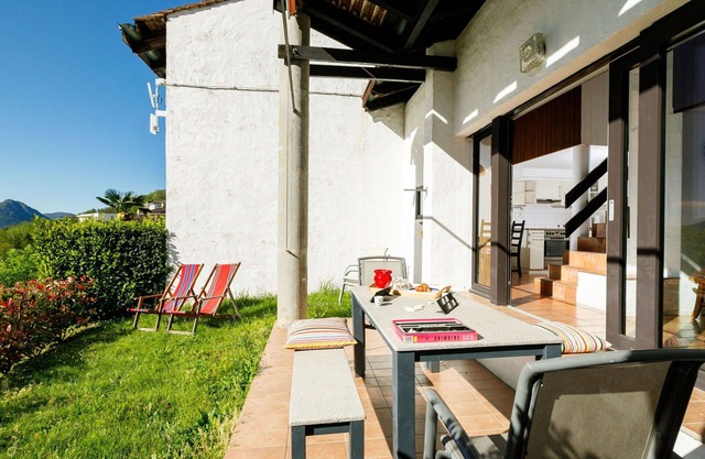 Beautiful apartment for 4 guests with WIFI, pool, TV, patio, pets allowed and panoramic view