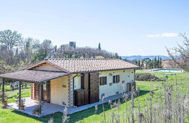 Beautiful apartment in villa for 4 people with pool, WIFI, A/C, TV, patio and pets allowed