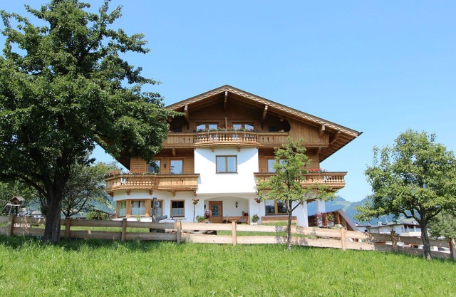 Beautiful apartment in villa for 6 people with WIFI, TV, terrace, pets allowed and panoramic view