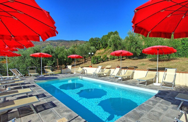 Beautiful apartment in villa for 6 people with pool, WIFI, TV, veranda and pets allowed