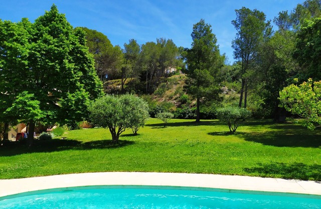 BEAUTIFUL ARCHITECT HOUSE IN A GREEN CASE NEAR AVIGNON