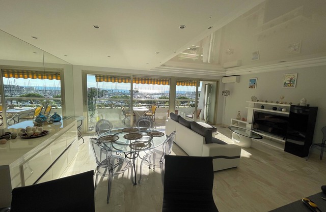 Beautiful, bright apartment. Marina Baie des Anges, superb view. 3-star rating