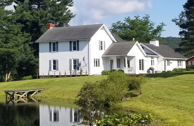 Beautiful Ellicottville Scenic Farmhouse minutes from Town!