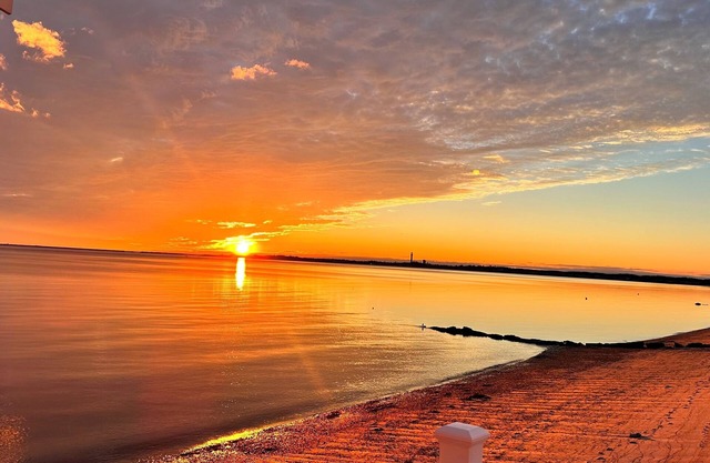 Beautiful freestanding cottage on the beach. Privacy and beautiful sunsets.
