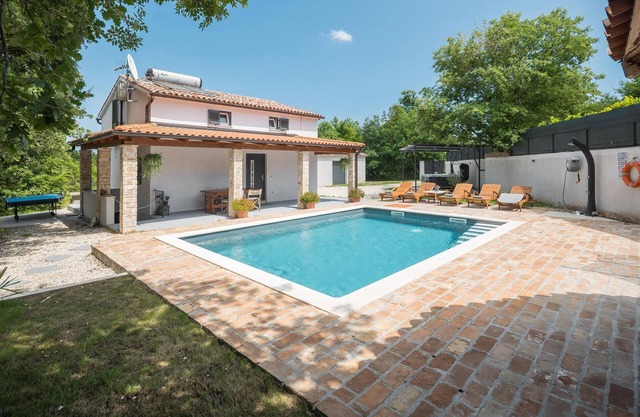 Beautiful home in Krnicari with WiFi