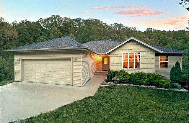 Beautiful Home Nestled On 2 Acres Near Cox Medical Center & Branson Landing