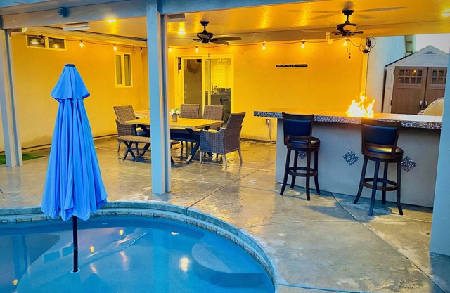 Beautiful home W/Pool, Spa, Fire pit & Outdoor grill.