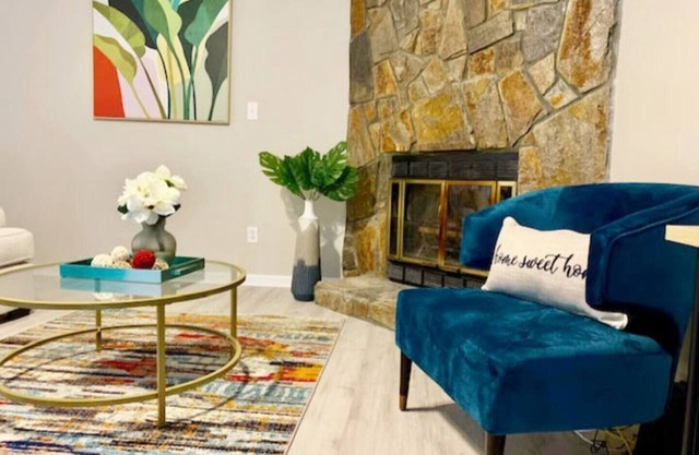 Beautiful home with king bed stoned fire place and pool/Games for famlies