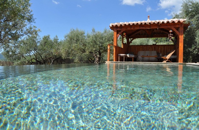 beautiful house in olive grove, infinty pool and hot tub, panoramic view 8 pax