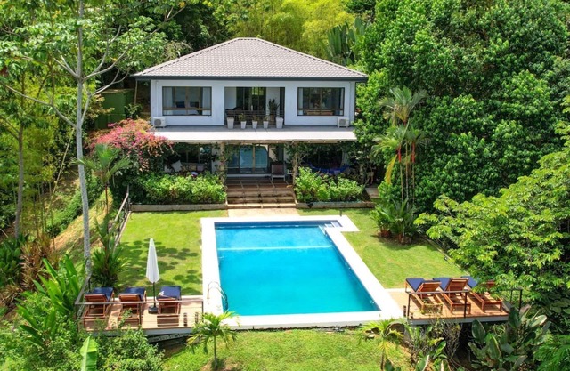 Beautiful Jungle Villa with wildlife, close to restaurants, shopping and beaches