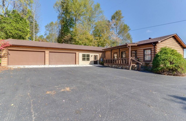 Beautiful Lake-view Cabin on Dale Hollow Lake, Sleeps 12, Marina 1/4 Mile