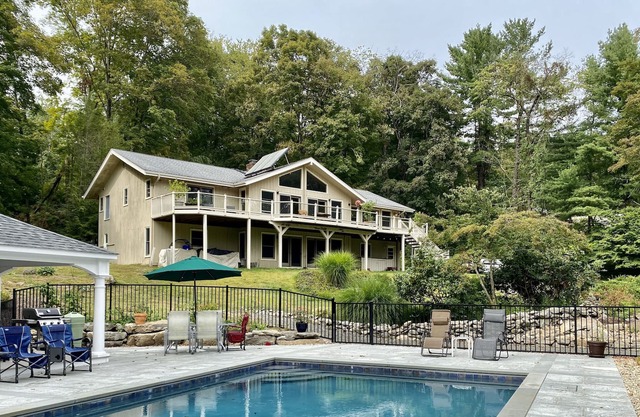 Beautiful Lakefront Home in Brookfield