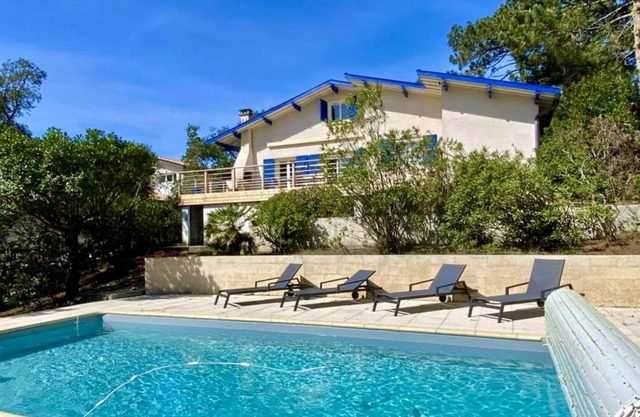 Beautiful Landaiser house with pool in Le Canon