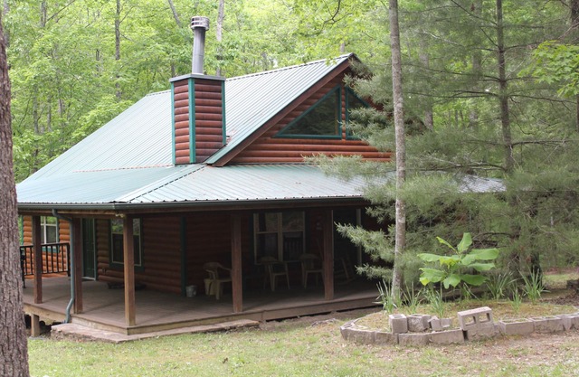 Beautiful Log Cabin 4 Horse Stalls and 2 Corrals, Big South Fork National Park.
