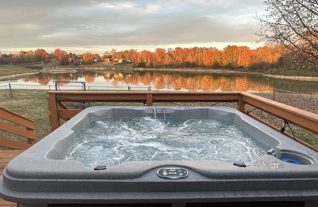 Beautiful Nashville Lakeside home With Hot Tub
