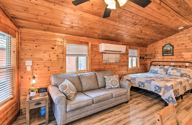 Beautiful New Bern Studio Cabin w/Fire Pit!