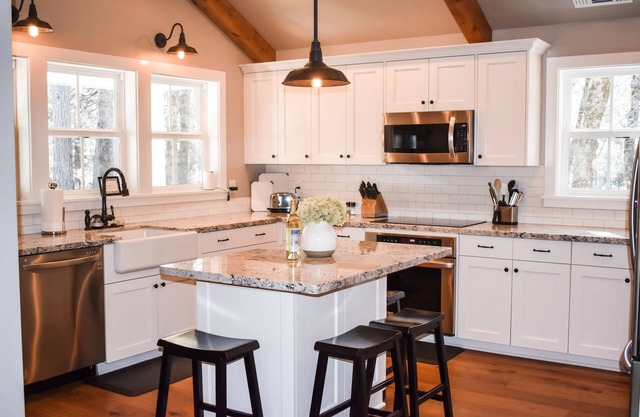 Beautiful new cottage, nestled in the woods, just 2 miles from downtown