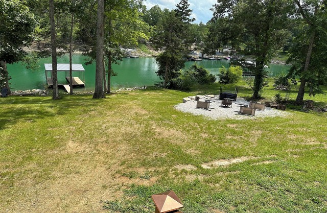 Beautiful Newly Renovated Lake House on Norris Lake minutes away from amenities!