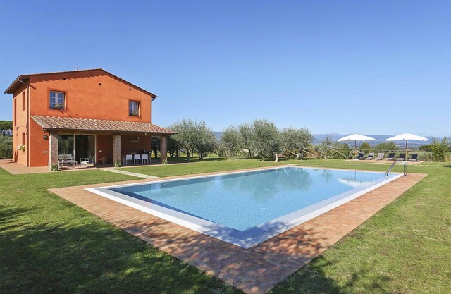 Beautiful private villa with A/C, private pool, WIFI, TV, veranda and panoramic view, close to L.