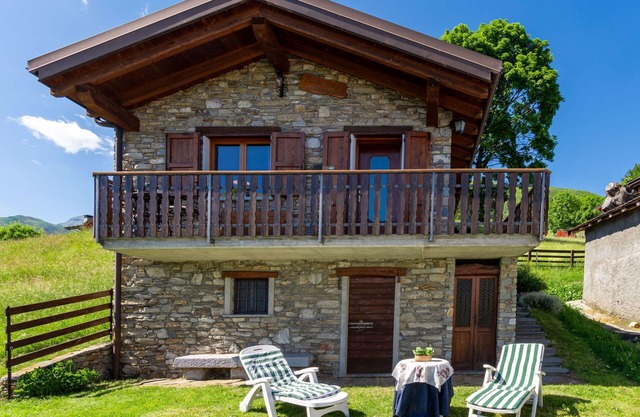 Beautiful private villa for 4 guests with WIFI, TV, balcony and pets allowed