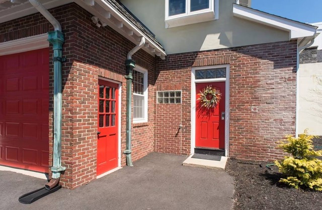 Beautiful, private and tranquil 2 bedroom historic Boston carriage house.