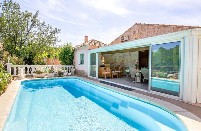 Beautiful private villa for 6 people with A/C, WIFI, private pool, TV, terrace and pets allowed