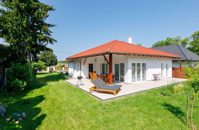 Beautiful private villa for 8 guests with WIFI, A/C, TV and terrace