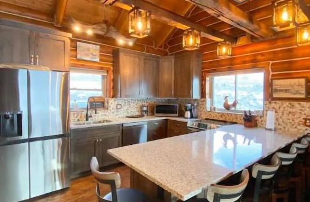 Beautiful Private Luxury Cabin with Hot Tub