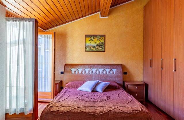 Beautiful private villa for 4 guests with WIFI, hot tub, TV, terrace, pets allowed and parking