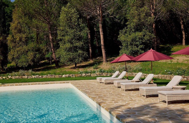 Beautiful private villa for 14 people with WIFI, A/C, private pool and TV, close to Greve In Chi.