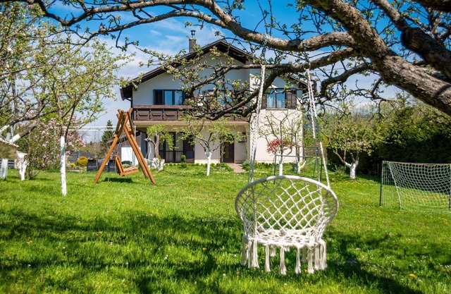 Beautiful private villa with WIFI, A/C, private pool, hot tub, TV, patio and pets allowed