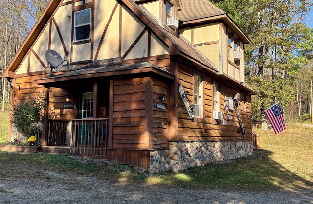 Beautiful Rustic 4 bdr Chalet Made For Big Groups and Life Long Memories!