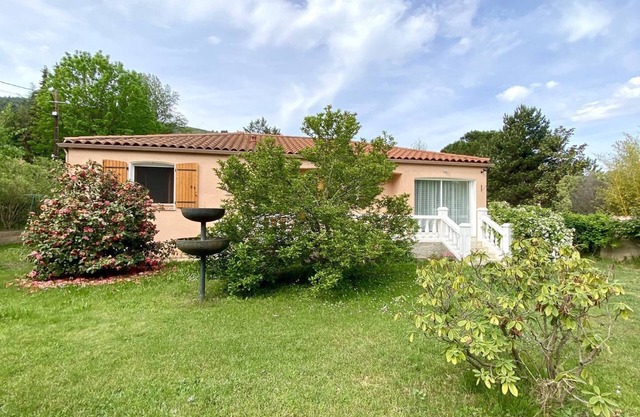 Beautiful single storey villa with air conditioning and land of over 1000m²