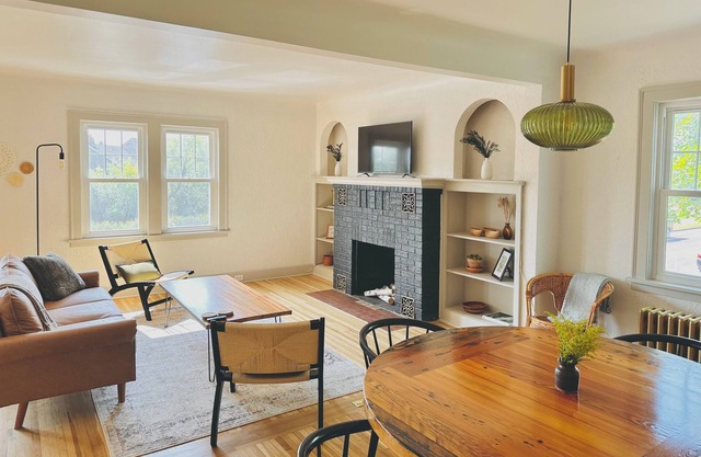 Beautiful space above cafe on Lakewalk. Perfect location for North Shore trips.