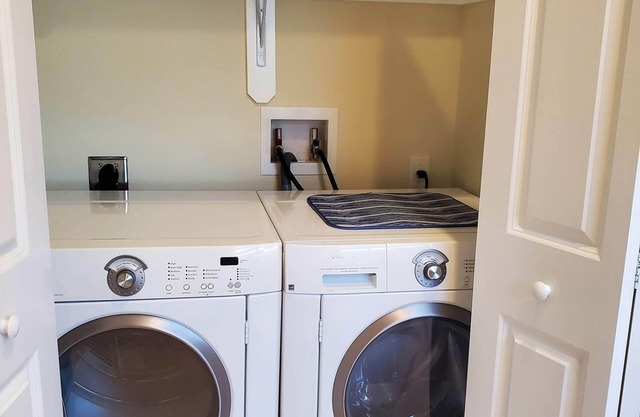 Beautiful Venice Island Apartment right on Venice Ave. - Shop, Beach & Eat!