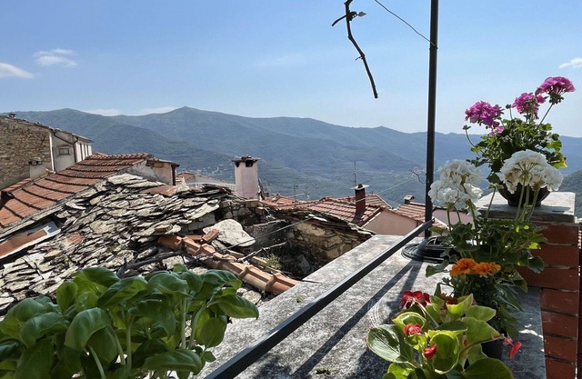 Beautiful villa for 6 guests with A/C, WIFI, TV and patio