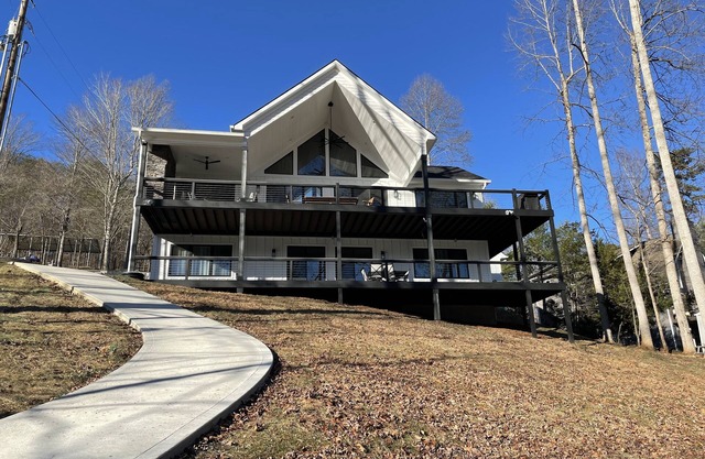 Beautiful Waterfront Lakeside Retreat with Private Covered Dock & Great Ratings