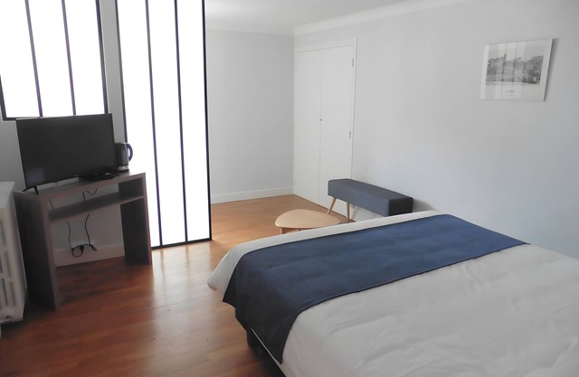 Bed and Breakfast 'Chambre Le Mans' with Shared Terrace, Shared Garden and Wi-Fi