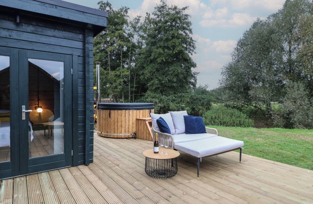 BEE HIVE, pet friendly, with hot tub in Edith Weston