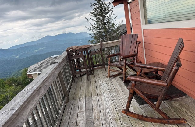 Beech Mountain Ski-in/Ski-out with awesome deck views.