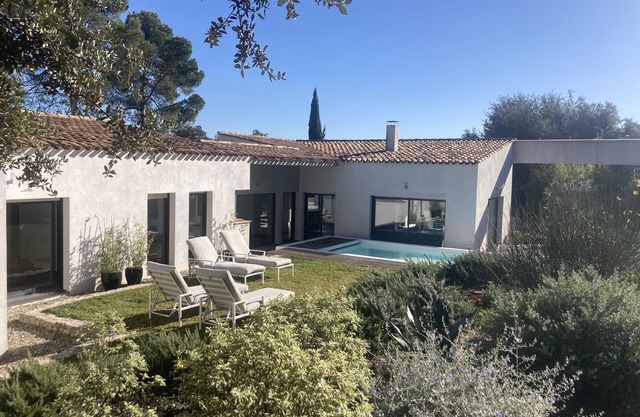 Belle Villa Moderne de Plain-pied Implantée sur un Jardin Méditerranéen