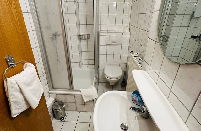 BFF Airport Messe dormitory/double room Short distances to the airport, PSD Dome and trade fair.