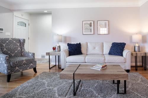 Big Central Stylish 3 BR/ 3 bath Townhouse. Game room . Home office.