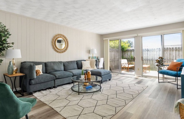 Birch and Oak - 2 BR, One Story Apartment, King Beds, Private Patio